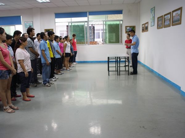 卡酷尚集团在总部为困难员工郑建文组织了隆重的爱心捐款仪式