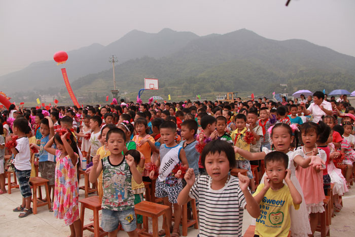 典礼上乔安希望小学的小朋友们十分高兴