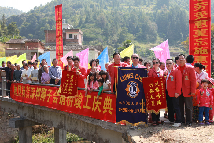 与村民桥上合景