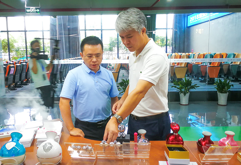 郭晓林向宝安区领导展示新品4D滚轮按摩仪  
