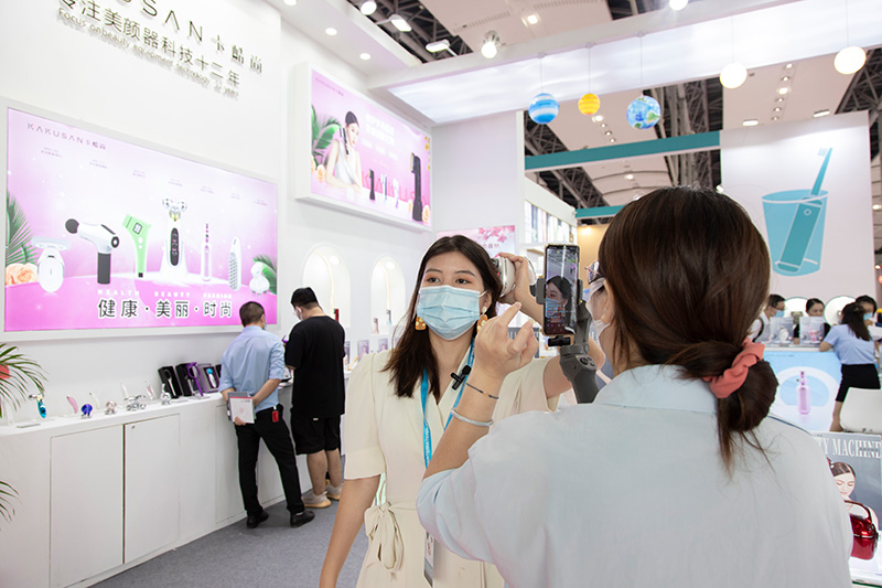 预见未来的自己·卡酷尚携12年美颜器科技新品亮相广州美博会
