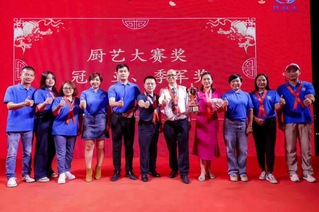 郭晓林理事长为冠军团队罗湖盐田分中心颁奖，冠军团队获得现金奖励6000元。