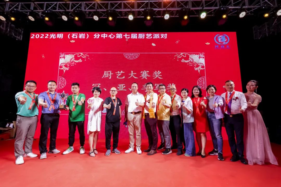 刘建川会长为亚军团队平湖凤岗（坂田布吉）分中心颁奖，压军团队获得现金奖励5000元。