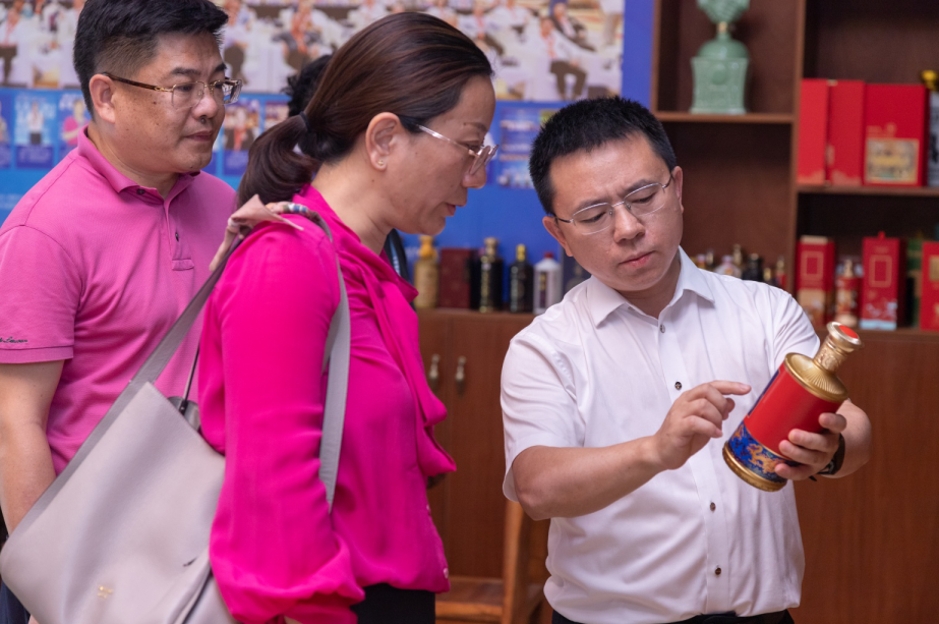 热烈欢迎新桥街道党工委领导莅临卡酷尚集团考察调研