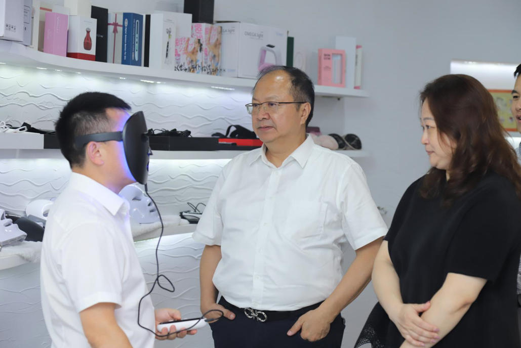 深化两岸校友经贸交流｜深圳台商协会会长许富贤一行到访卡酷尚集团考察交流